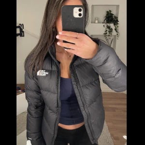 Jacka The North Face - Hejj! Säljer denna jacka då den inte kommer till användning längre. Nypris ca 2000kr. Jackan har ett väldigt litet hål långt ner på ärmen men det syns knappt och inget som märks.  Kontakta för fler bilder!✨ Storlek XS