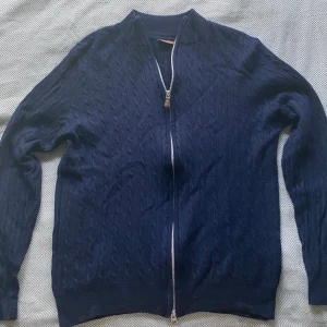 Stenströms Merino Fullzip | Exklusiv, tillverkas ej längre - Tja, säljer våran Merino Fullzip från Märket Stenstöms. Koftan är Marinblå med inga defekter. Kondition 8/10 passar runt 170-180cm. Tveka inte om ni har några funderingar🔥| kan gå ner i pris vid snabb försäljning.