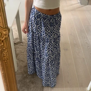 Lång kjol - Mönstrad långkjol som aldrig är använd. Kjolen är köpt på plick så vet inte märke. Perfekt längd för mig som är 166
