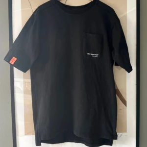 T-shirt från C’est normal stl m - T-shirt från C’est normal  Stl m  Vid frågor vänligen kontakta mig och kan även samfraktas ihop med andra köp 