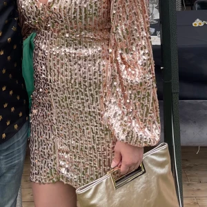 Klänning  - Använda bara en gång  Ordinarie pris 699 Storlek M-L