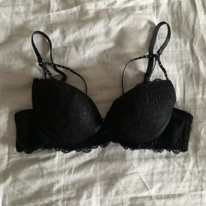 Push-up BH - En push-up BH köpt på New Yorker för några år sedan. Den är oanvänd, endast testad.  Kontakta mig om du har några frågor!