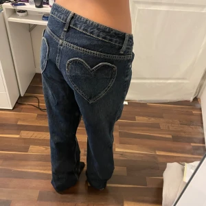 Lågmidjade jeans  - Säljer dessa skit snygga lågmidjade jeans som jag köpt från Zara för 4 månader sedan. De ähar hjärtformade fickor på baksidan och är raka. Har använt de 3 gånger så de är som nya.