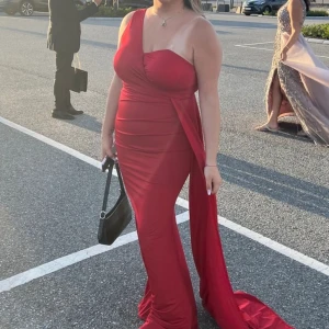 Klänning  - Säljer min röda klänning, den är i storlek 40 men är super stretch. Använd en gång 