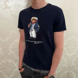 Ralph Lauren Björn T-shirt i grymt skick | Modellen är 184cm och väger 67kg | INGA BYTEN