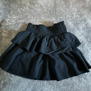 Volangkjol - Volangkjol som jag användt som tub topp. Köpt för 150kr.