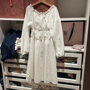 Vit klänning  - Säljer denna superfina klänningen som knappt är använd eftersom den tyvärr är förliten för mig.