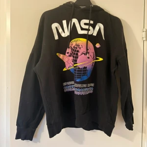 nasa hoodie  - nästan aldrig använd, köpt för flera år sedan men mest hängt i min garderob 🤍 för fler bilder eller några frågor skicka ett meddelande 💞💞