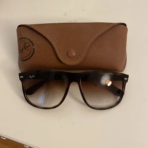 Ray-Ban Boyfriend - Tja! Säljer nu dessa ray ban glasögon i modellen Boyfriend. Använda ett få antal gånger och i nästintill nytt skick. Bara att skriva vid funderingar!
