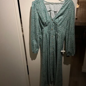 Klänning - En fin sommarklänning från SHEIN, aldrig använd