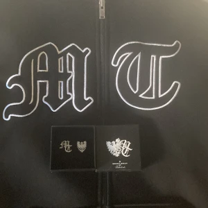 Tuttolente örhängen - Säljer nu dessa tuttolente örhängen som aldrig kommit till användning. Fick dom i sambandet med ett annat köp på deras popup i sturegallerian (BÅDA MEDFÖLJER)