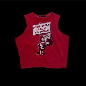 Topp - Rött linne/crop top från märket Hystericglamour, vintage i topp skick. Ingen storlek etikett, skyltdockan bär S som referens.