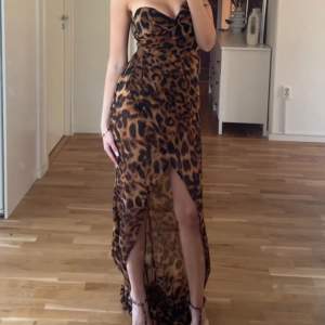 Galet fin leopard klänning från märket bella barnett. Helt Oanvänd med prislapp på. St xs. Köptes för 700 kr, säljer för 500. 