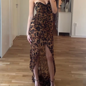 Leopard klänning - Galet fin leopard klänning från märket bella barnett. Helt Oanvänd med prislapp på. St xs. Köptes för 700 kr, säljer för 500. 