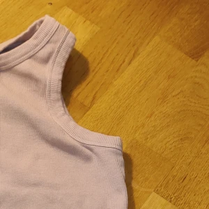 Beige ribbad linne - Ribbat linne som passar fint med en kofta, jacka, väst eller bara för värmes skull. Frakt ingår 💟💟