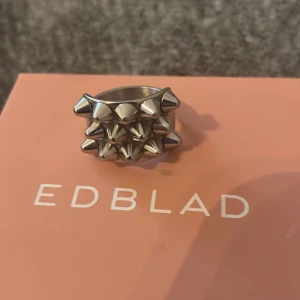 Edblad ring - Säljet nu min Edblads ring i silver för den kommer tyvärr inte till andvändning mer lite repor på baksidan av ringen som man kan se på bild 2 men inget som syns 😊hör gärna av er om ni har frågor eller om intresse 🌸