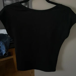 Topp öppen i ryggen - Topp som är öppen i ryggen, från bikbok 