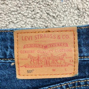 Levis 501 - Tja. Säljer ett par Levis 501 (w27 L28). Dom är använda men i grymt bra skick. 