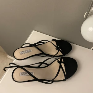 Svarta kitten heels - Helt oanvända svarta kitten heels med band❤️ säljer för att dom passar tyvärr inte längre 