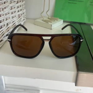 Glasögon - Säljer ett par efterfrågade stilrena glajjor som är inspirerad av Rayban Boyfriend. Aldrig använda, inga defekter. Bra pris. Priset är verkligen inte hugget i sten