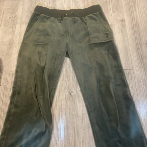 juicy byxor  - hyfsat okej skick, väl använda, användes mycket under tiden dem var populära, en metallsak har trillat av. se på bild 2. annars i fint skick