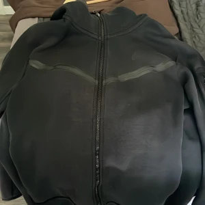 Nike tech fleece tröja - Storlek M. Helt okej skick efter som den fått lite solbränna och färgern har gått av på dragkedjan. Köpt på JD sports för ca 1300kr