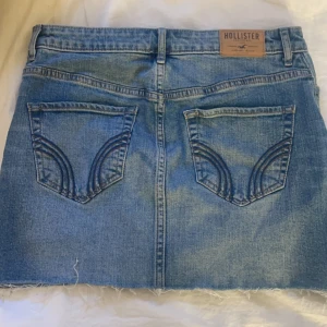 Lågmidjad jeanskjol - Lågmidjad jeanskjol från hollister, nyskick🩷