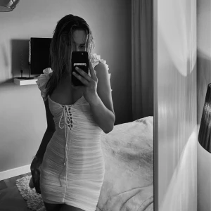 Vit zara klänning  - Jätte snygg helt oanvänd zara klänning som tyvärr aldrig kommit till användning. Storlek s men skulle säga att den sitter som en xs