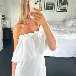 Klänning - Perfekt sommarklänning! Går att ha som vanligt på axlarna, off shoulder och även one shoulder💕 Lånade bilder!!
