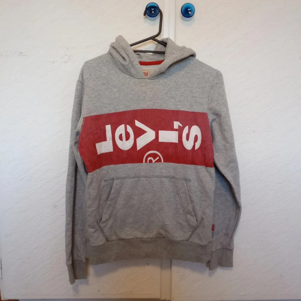 Säljer en Levis hoodie i strl 164-170 (passar även xs). Bra skick, ser inget dåligt med den. Säljer den för 80kr + frakt!. Hoodies.