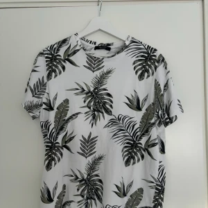 Somrig T-shirt  - En fin T-shirt till sommaren köpt på jack&jones