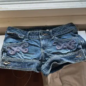 Säljer dessa jätte snygga jeans shorts då de tyvärr är för små , storlek 34 
