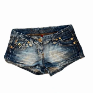 Vintage jeansshorts - Säljer dessa superfina unika jeansshortsen med coola fickor!! Passar xs/s💘💘
