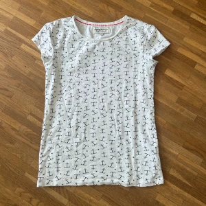 Hampton republic T-shirt  - Mönstrad marinblå och vit T-shirt från Hamptons Republic som har blivit för liten. Pris kan diskuteras 