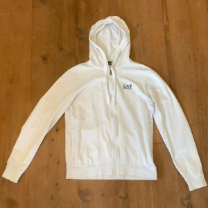 EA7 kofta vit - Vit kofta från Armani, skick 5/10 den har några fläckar skriv för fler bilder