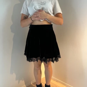 Sammetskjol från Killstar - Kjolen köptes på Blue fox för 400 kr för några år sedan men kommer tyvärr inte till använding.   Priset går att diskutera.   Sammet och spets längst ut på kanten.   Storlek M  Perfekt skick. Dragkedja på sidan men lite stretchigt material 