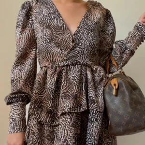 Klänning  - Mönstrad klänning som är så så fin!!❣️passar xs-m