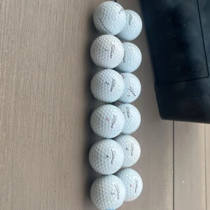 Titleast pro v1 - Mycket bra skick på 12 st pro v1 golfbollar, alla är secondhand därför då vissa är bättre skick än andra. Men alla är spelbara att slå med så inga konstigheter. Är ni intresserade på fler så finns det+desto mer ni beställer desto mer rabatt får ni.