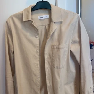 Samsøe Samsøe overshirt - Storlek S. Mycket fint skick. Beige/ljusbeige overshirt. Säljs då den är för liten. 