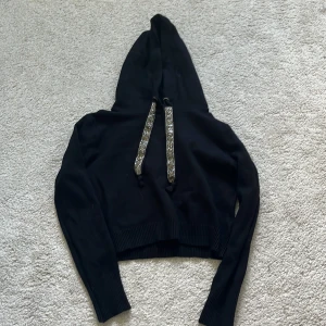 Zara hoddie  - Fina stickad hoddie från zara, lite kortare i modellen men jätte fint skick, använd ca 3 gånger❤️