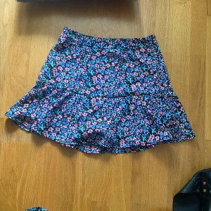 Kjol med shorts  - Shorts under kjolen!! Supersöt kjol och skärp tillkommer. Fint skick 