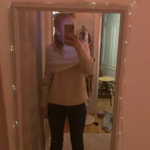 Stickad off shoulder tröja - Jättefin stickad off shoulder tröja från Hm🙌🏻🙌🏻 Lite längre i modellen men går enkelt att vika upp💓💓 Använd ca. 4 gånger Pris kan diskuteras💕💕
