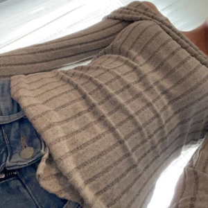 OFF-SHOULDER TRÖJA - Säljer pågrund av att den inte används, den är använd någon enstaka gång. Jättegosigt och stretchigt material🫶🏼☺️