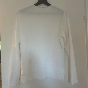 Topp  - Vit topp från only  Aldrig använd 