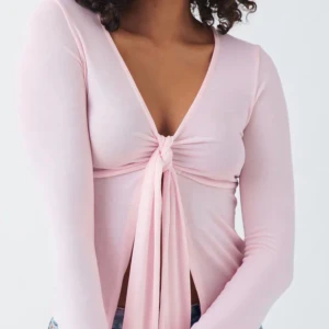 Tie front long sleeve top - Super fin rosa tröja från Gina Tricot!  Använd 1 gång då den var för stor för mig 💗 Super fint skick