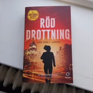 Röd drottning - Helt ny bok, pocketformat.