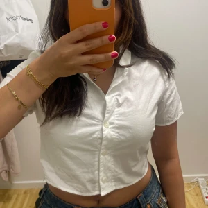 Skjorta  - Croppad skjorta från H&M i storlek 38, har bara använt den en gång 🤍