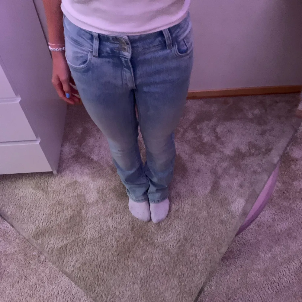 Low waisted jeans från hm. Säljer pågrund av att dom är lite för långa för mig som är 1,55💞 en liten fläck på benet som man ser på bild 4 men man lägger inte märke till det så mycket💞. Jeans & Byxor.