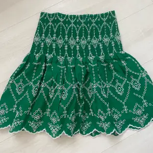 Säljer denna superfina gröna sommriga kjolen!💚