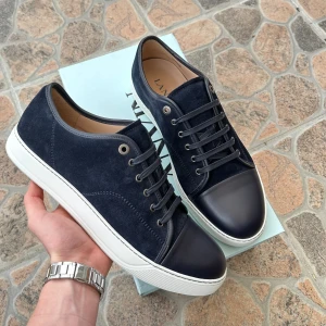 Lanvin Skor - Säljer dessa HELT NYA marinblå Lanvin skor ur box | Storlek 44(UK10)| Skick 10/10 | Box, 2st Dustbags, Extra Snören följer med | Hör av dig för fler bilder eller om du har någon fundering